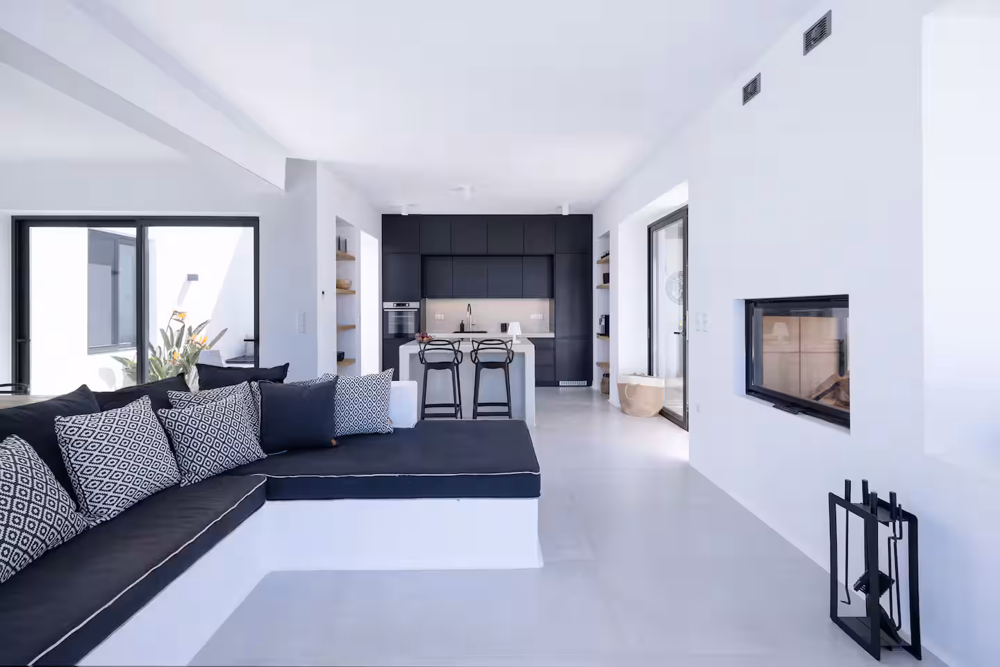 Villa La Natura Naxos – Gemütliche Kaminecke im Wohnzimmer