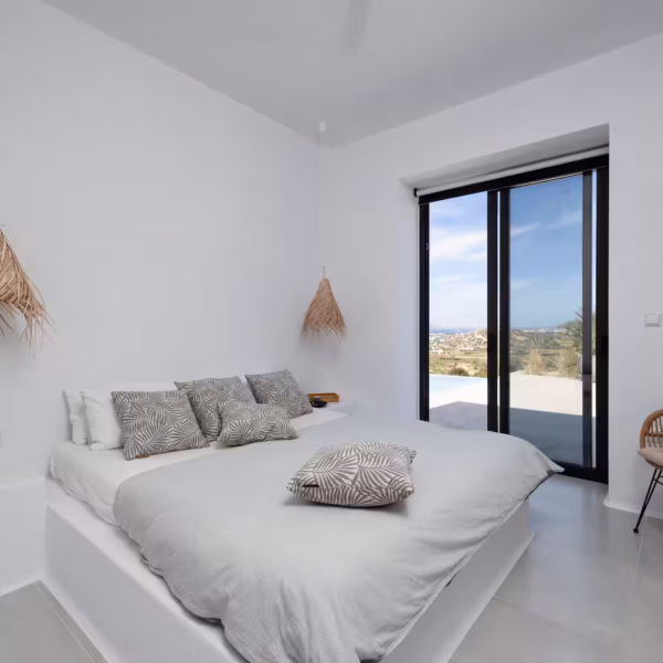 Villa La Natura Naxos – Sonnenliegen am Infinity Pool