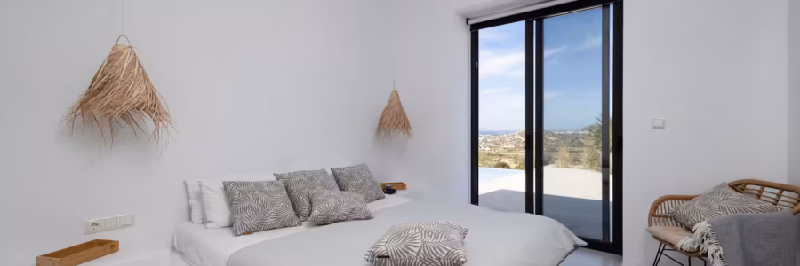 Villa La Natura Naxos – Sonnenliegen am Infinity Pool