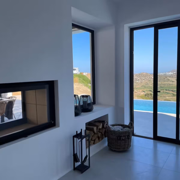Villa La Natura Naxos – Kaminzimmer mit Blick auf den Pool