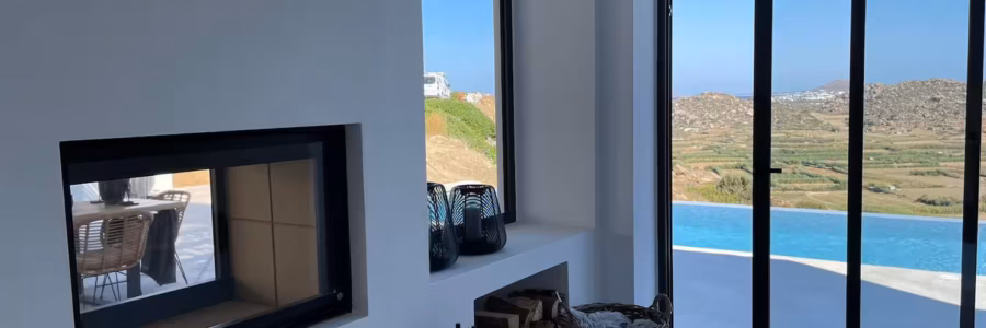 Villa La Natura Naxos – Kaminzimmer mit Blick auf den Pool