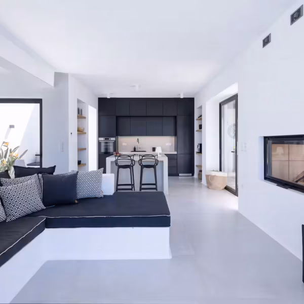 Villa La Natura Naxos – Gemütliche Kaminecke im Wohnzimmer