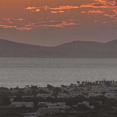Blick von Naxos auf Paros beim Sonnenuntergang