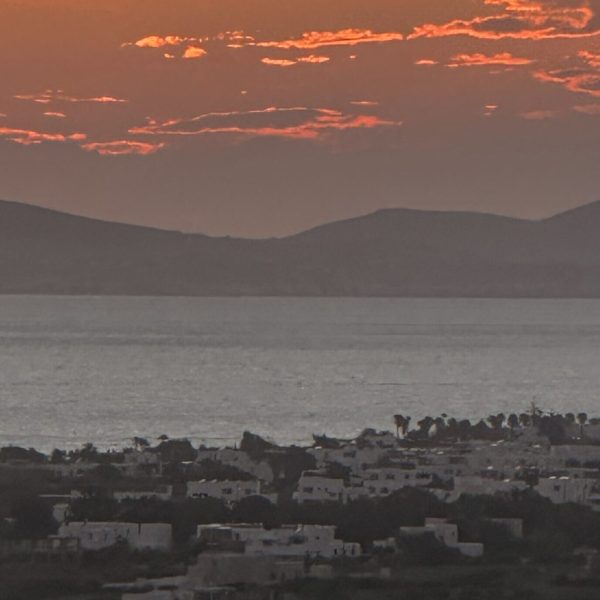 Blick von Naxos auf Paros beim Sonnenuntergang