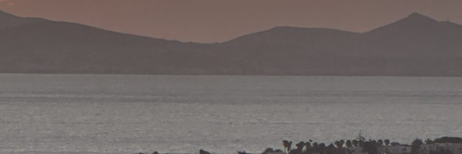 Blick von Naxos auf Paros beim Sonnenuntergang